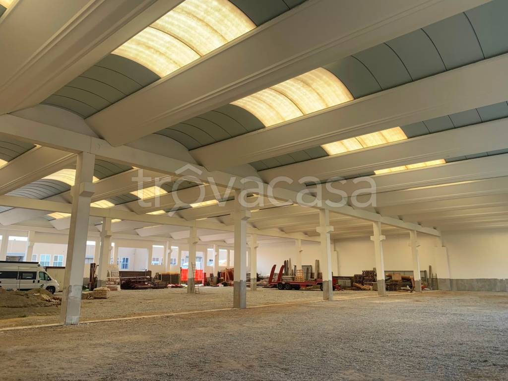 locale commerciale in vendita a Casatenovo in zona Campofiorenzo