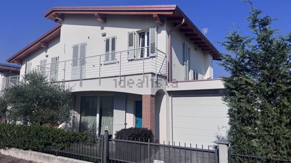 casa indipendente in vendita a Casatenovo in zona Rogoredo