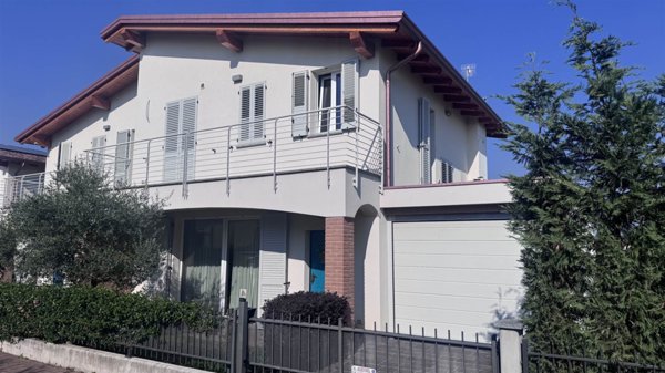 casa indipendente in vendita a Casatenovo in zona Rogoredo