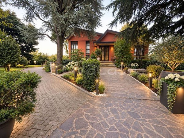 casa indipendente in vendita a Casatenovo in zona Campofiorenzo