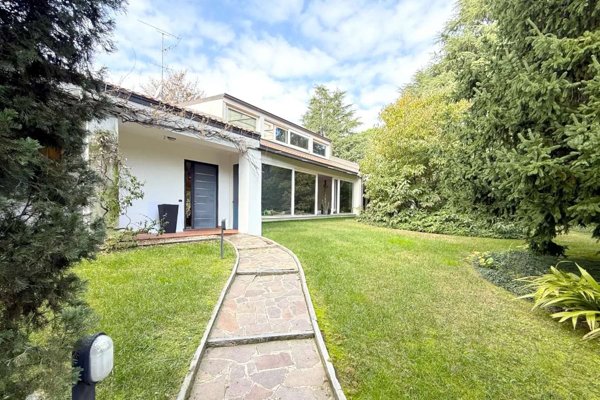 casa indipendente in vendita a Casatenovo in zona Campofiorenzo