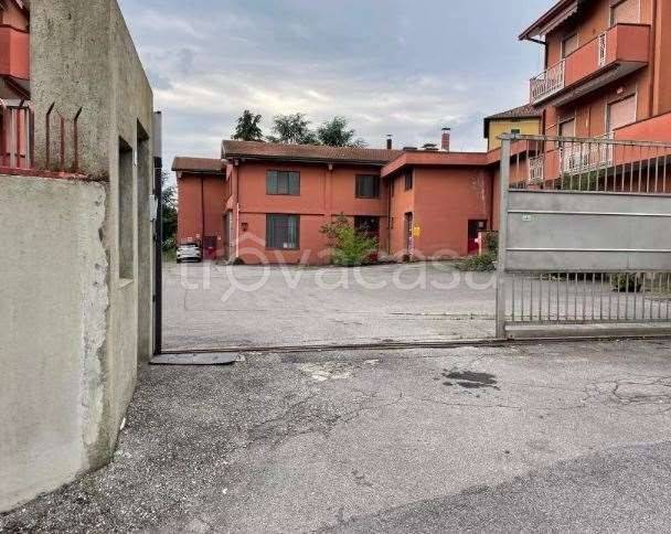 locale commerciale in vendita a Casatenovo in zona Valaperta