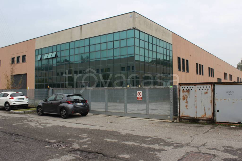 locale commerciale in vendita a Cassago Brianza