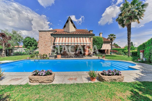 casa indipendente in vendita a Cassago Brianza