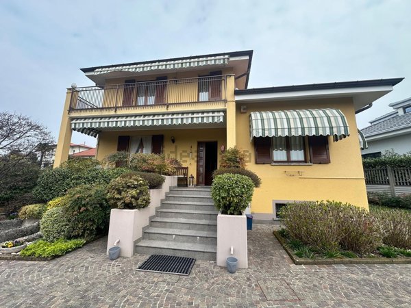 casa indipendente in vendita a Cassago Brianza