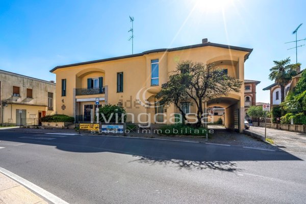 ufficio in vendita a Cassago Brianza in zona Zizzanorre