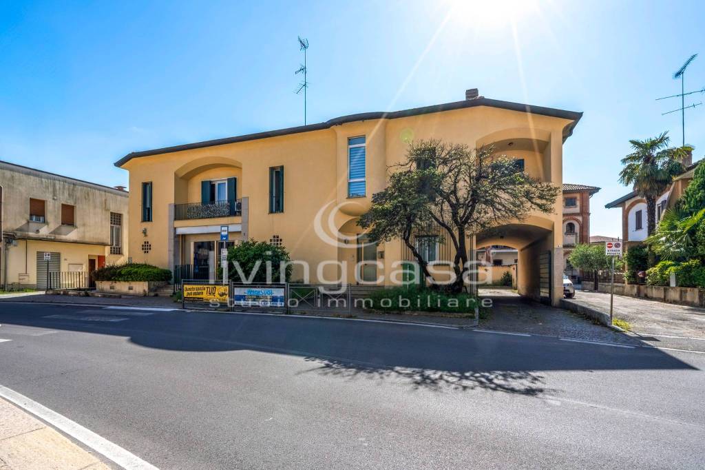 negozio in vendita a Cassago Brianza in zona Zizzanorre