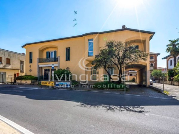 negozio in vendita a Cassago Brianza in zona Tremoncino