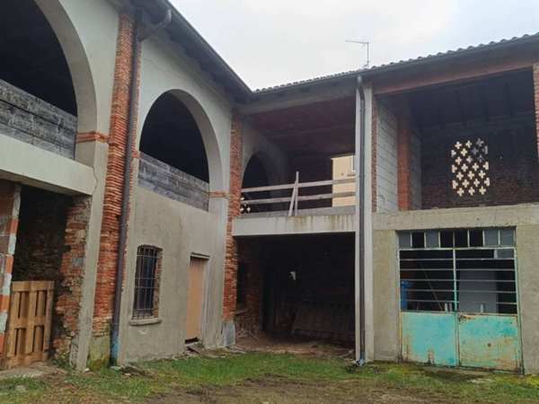 casale in vendita a Cassago Brianza in zona Zizzanorre