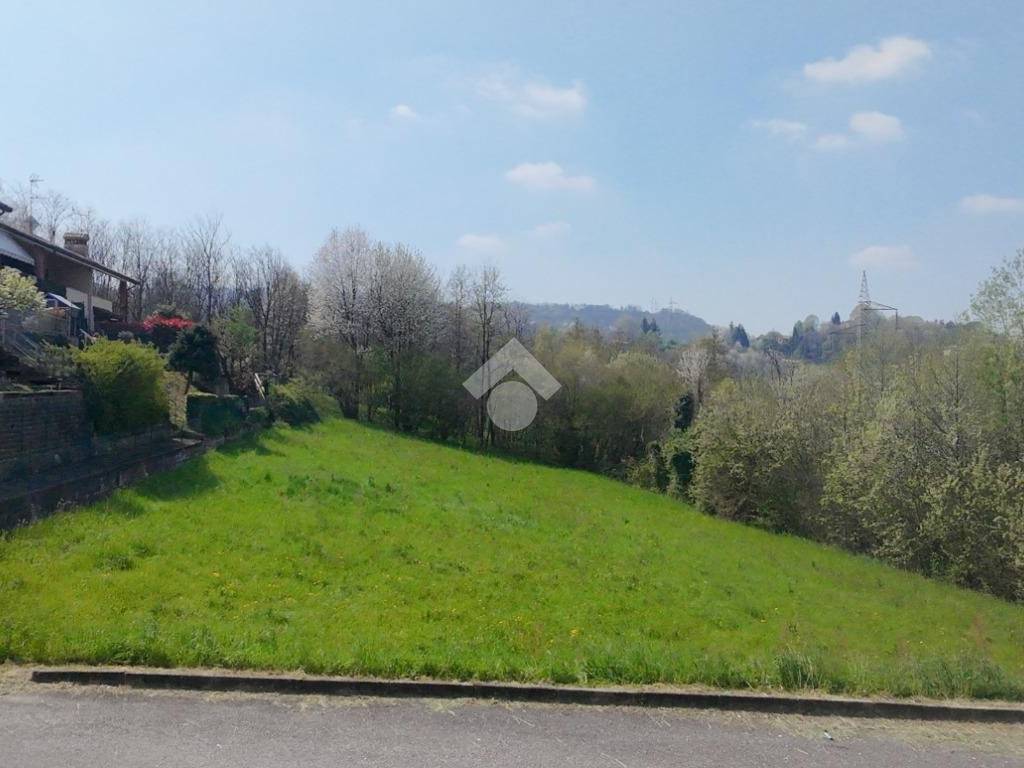 terreno edificabile in vendita a Castello di Brianza in zona Cologna