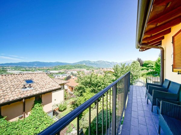 appartamento in vendita a Castello di Brianza in zona Cologna