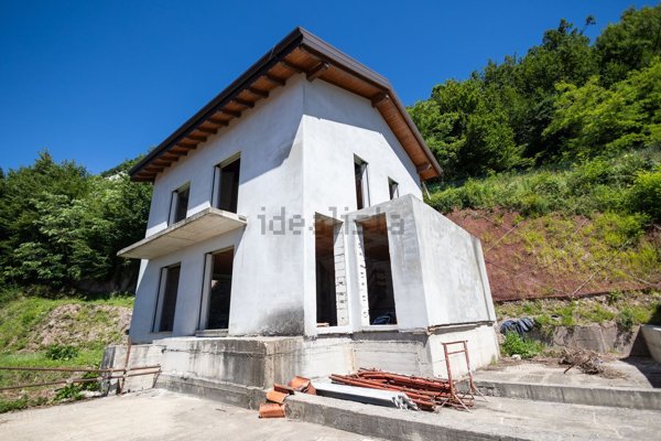 casa indipendente in vendita a Cesana Brianza