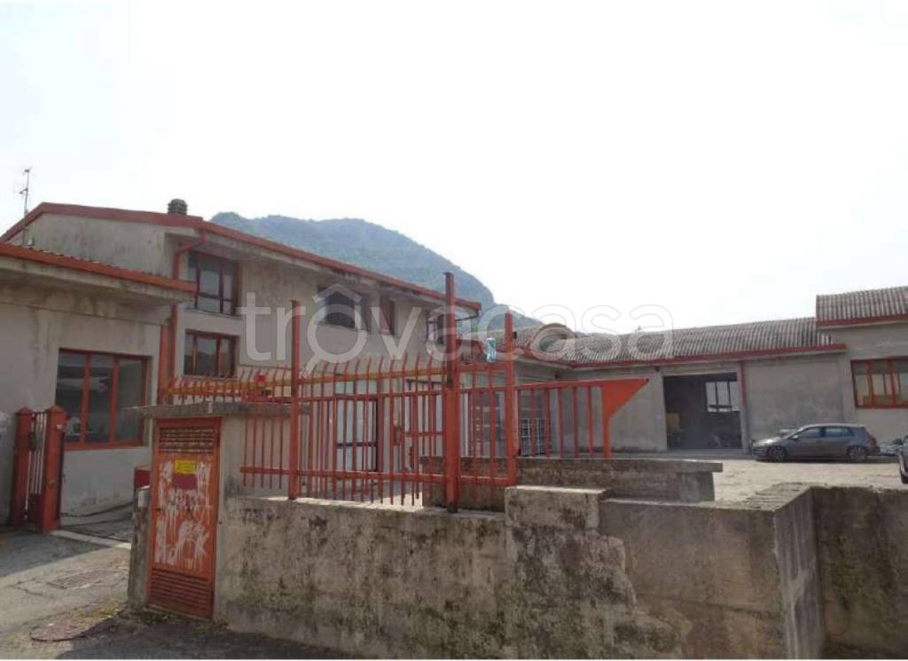 locale commerciale in vendita a Civate