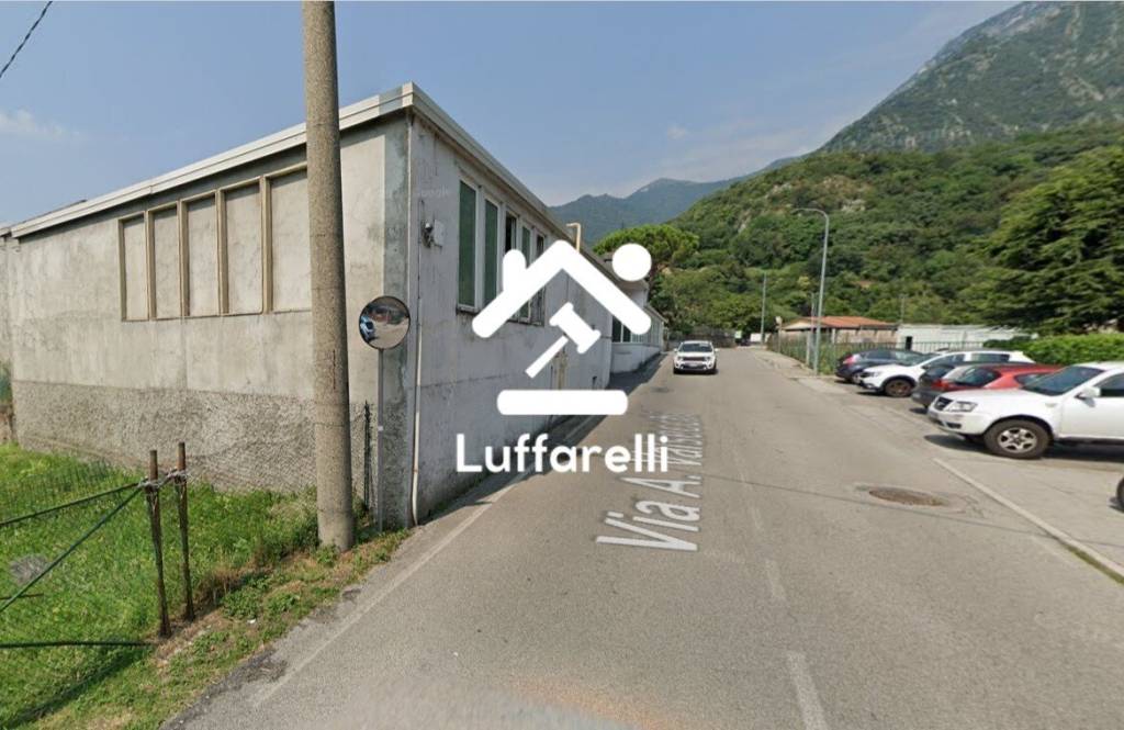 locale commerciale in vendita a Civate