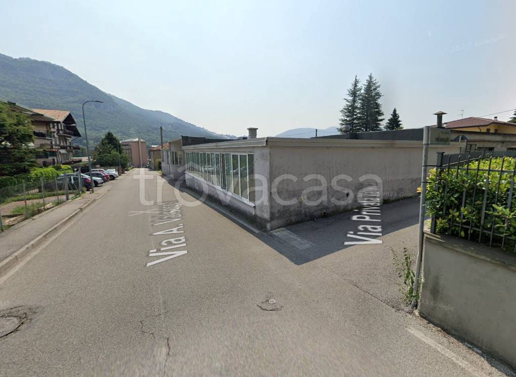locale commerciale in vendita a Civate