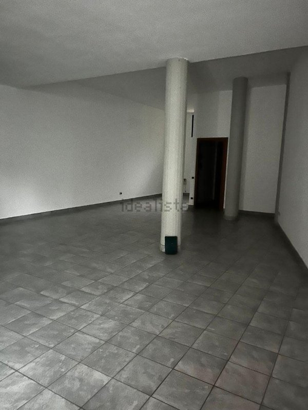 locale commerciale in vendita a Civate