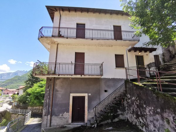 casa indipendente in vendita a Civate