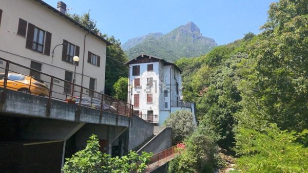 casa indipendente in vendita a Civate