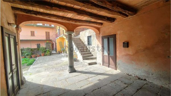 casa semindipendente in vendita a Civate