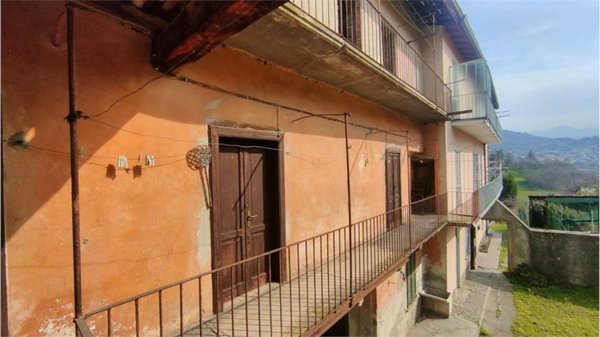 casa semindipendente in vendita a Civate