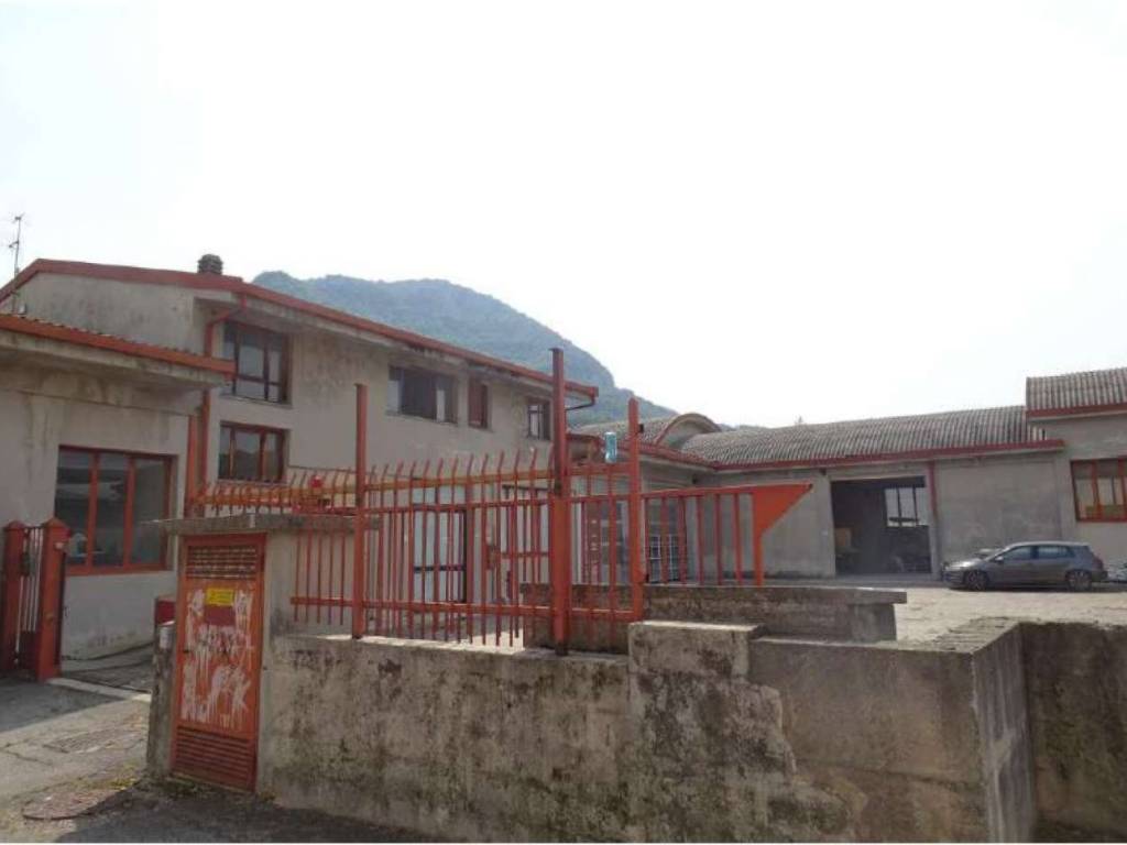 locale commerciale in vendita a Civate