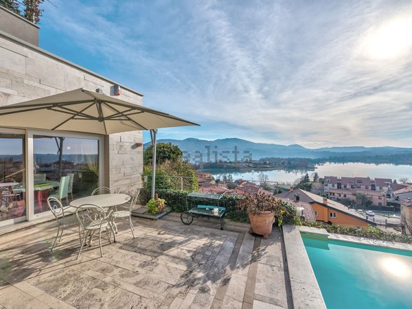 casa indipendente in vendita a Civate