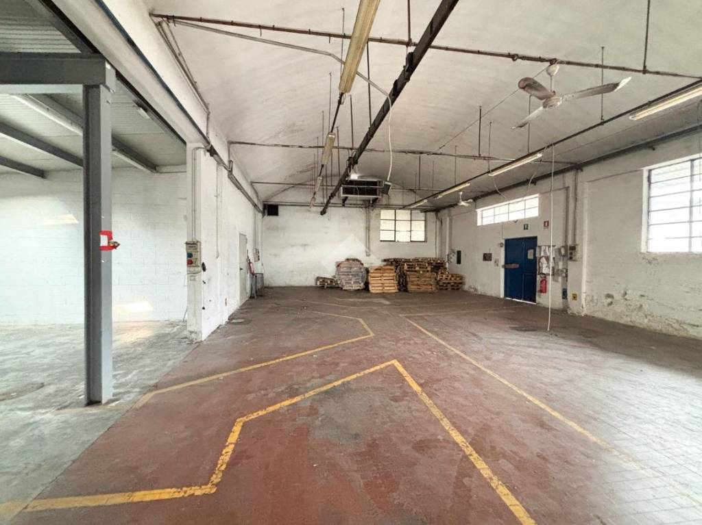 locale commerciale in vendita a Civate