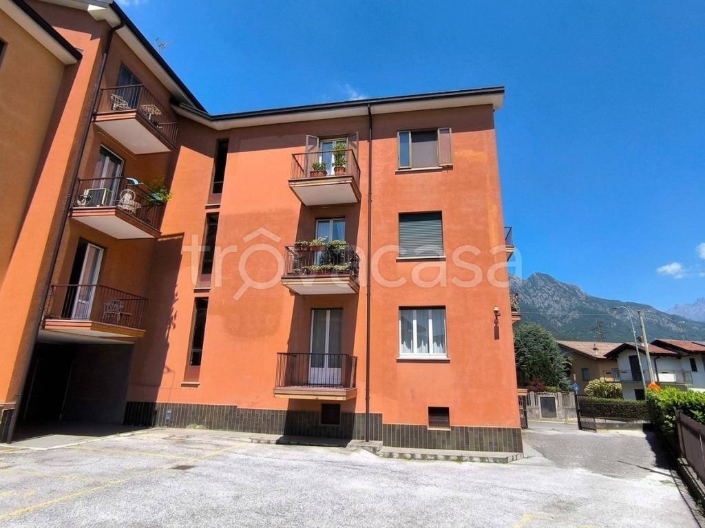 appartamento in vendita a Civate in zona Isella