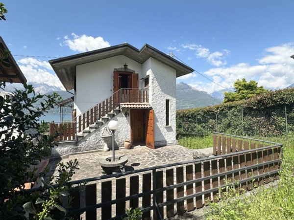 casa indipendente in vendita a Colico in zona Villatico