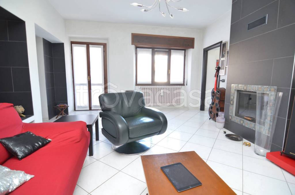 appartamento in vendita a Colico in zona Villatico