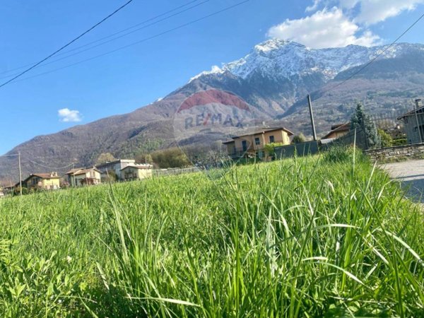 terreno edificabile in vendita a Colico