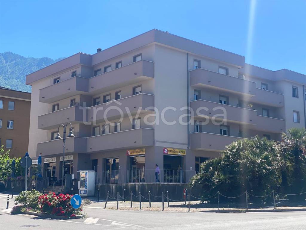 appartamento in vendita a Colico in zona Villatico