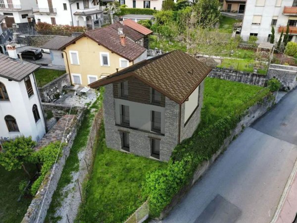 casa indipendente in vendita a Colico in zona Villatico