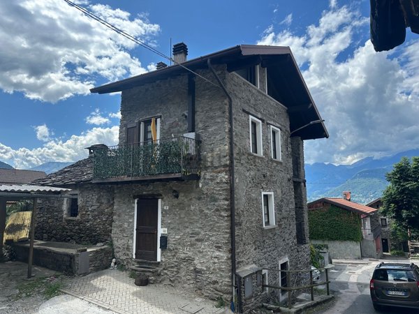 casa indipendente in vendita a Colico in zona Villatico