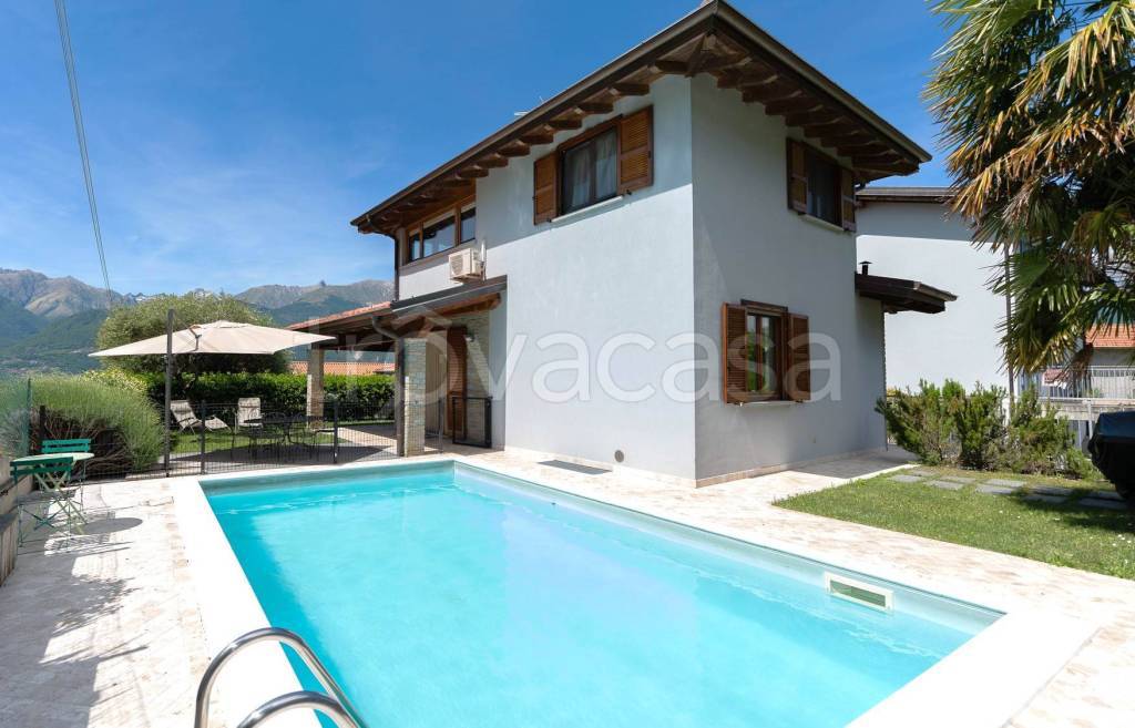 casa indipendente in vendita a Colico in zona Villatico
