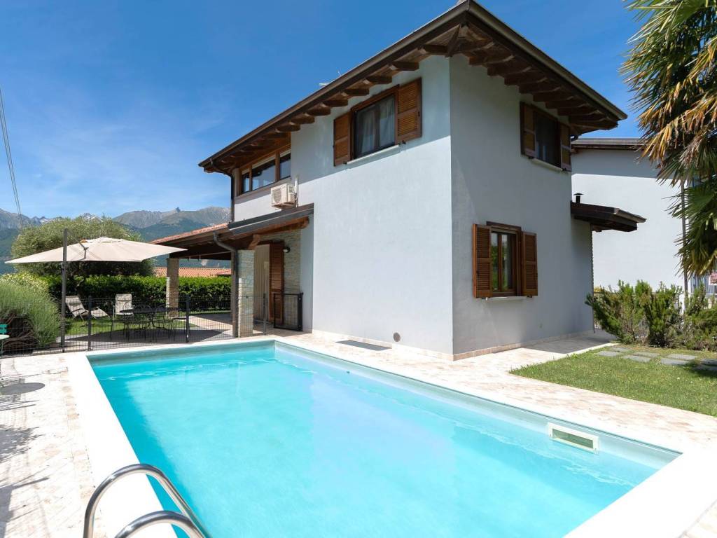 casa indipendente in vendita a Colico in zona Villatico