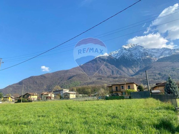 terreno edificabile in vendita a Colico