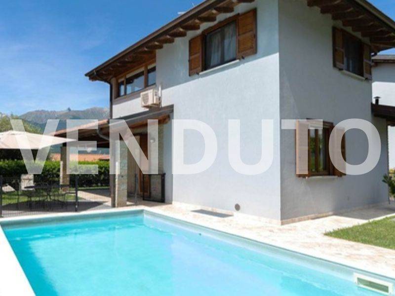 casa indipendente in vendita a Colico in zona Villatico