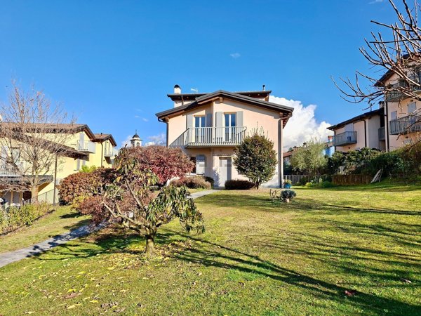 casa indipendente in vendita a Colico in zona Villatico