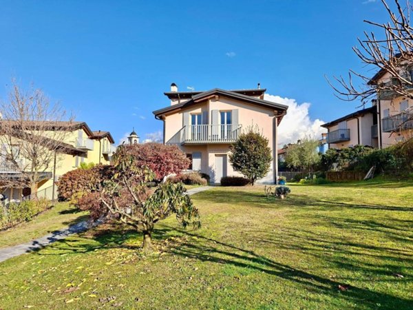 casa indipendente in vendita a Colico in zona Villatico