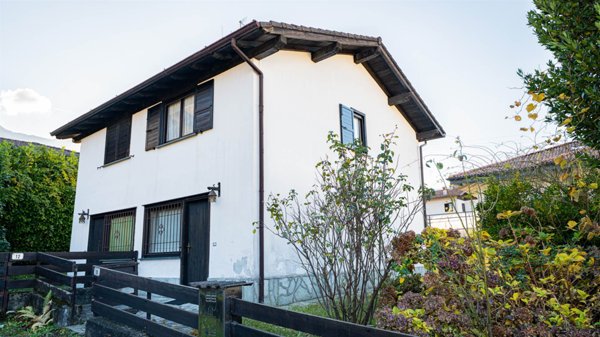 casa indipendente in vendita a Colico in zona Curcio