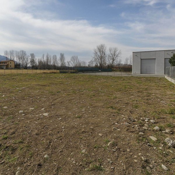 terreno edificabile in vendita a Colico