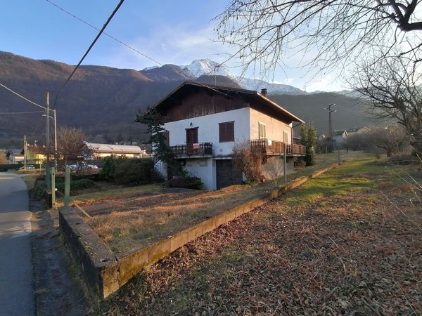 casa indipendente in vendita a Colico in zona Curcio