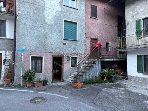 appartamento in vendita a Colico in zona Curcio