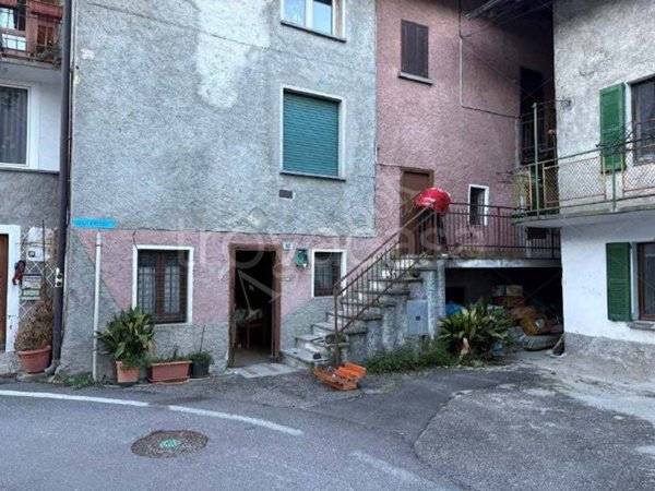 appartamento in vendita a Colico in zona Curcio