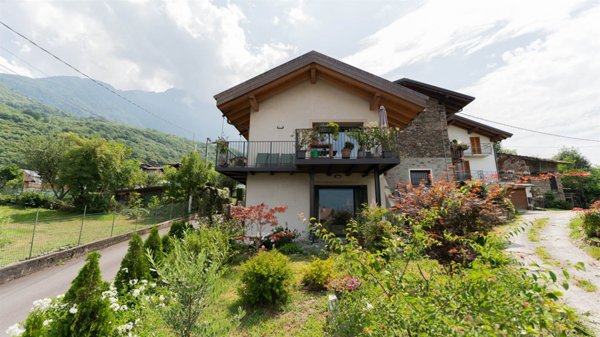 casa indipendente in vendita a Colico in zona Curcio