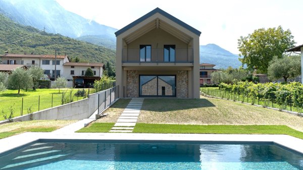 casa indipendente in vendita a Colico in zona Curcio