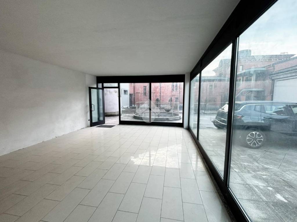 negozio in vendita a Colico