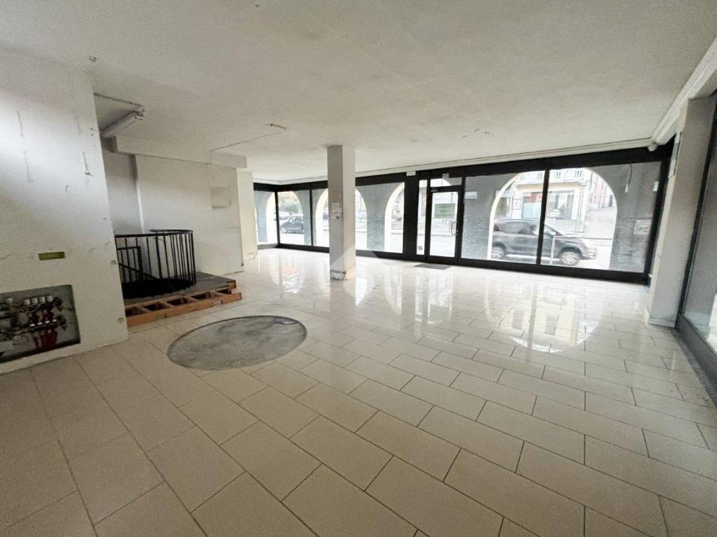 negozio in vendita a Colico