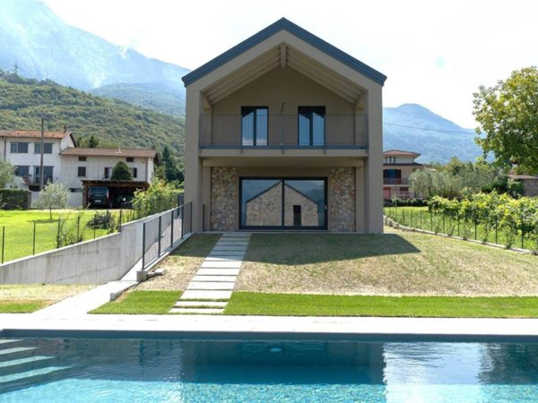 casa indipendente in vendita a Colico in zona Curcio